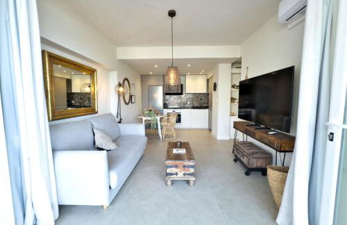 Boho Chic Apt, Frontline Sea & Paseo Views - Photo 3