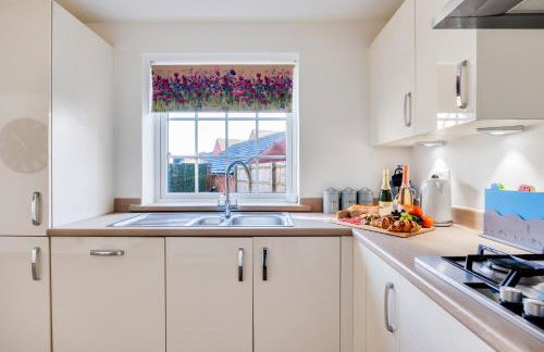 Stunning Detached House with Driveway Parking, Office Room, Self-Check-In, Fast WiFi and Smart TV with Sky and Netflix by Yoko Property - Photo 31