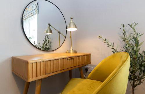 Pass the Keys 4-Bed Home with Garden Parking Near Durham - Foto 46