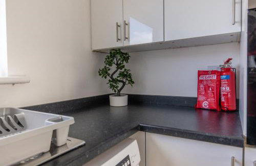 Modern 3 Bed House-Free Parking-by Holiday Homes - Foto 40