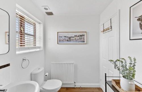 Detached House - Prime Location - Free Parking, Fast Wifi and Smart TVs with Sky TV and Netflix by Yoko Property - Foto 10