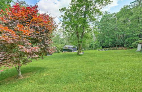 Enchanting Highlands Cottage with Pond and Waterfall - Foto 31