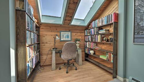 Spacious Delton Home with Fire Pit and Lake Views - Foto 2