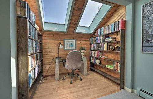 Spacious Delton Home with Fire Pit and Lake Views - Foto 2