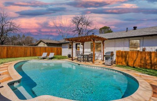 Luxury 4Bed 2Bath Hidden Gem w Backyard Oasis - Foto 1