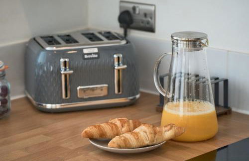 Cosy 2BR Cottage Steps to Town & Peak District - Photo 23