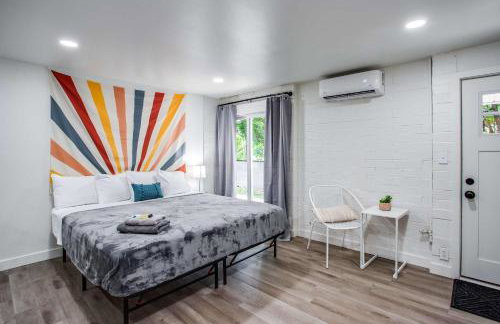 Newly Renovated Bright Studio - Photo 12