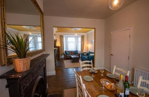 Spacious Victorian 4 Bed l Cocktail Bar Spa Bath Workspaces - Photo 11