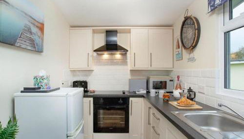 Sunnydaze-detached chalet with 2 bedrooms and 2 bathrooms and private parking outside door - Foto 4