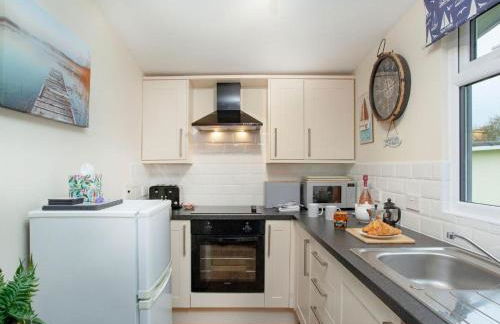 Sunnydaze-detached chalet with 2 bedrooms and 2 bathrooms and private parking outside door - Foto 4