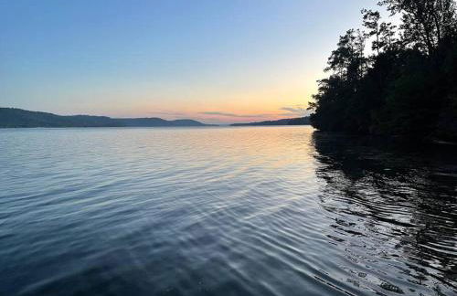 Rustic Chic Alabama Cabin w Loft Fire Pit Pet Friendly Fenced Yard Lake Guntersville - Lucky Lodge - Foto 59