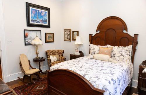 The Dollhouse - 3 Bed, 2 Bath, Walk to Downtown - Foto 18