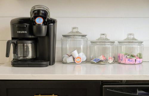 NEW Farmhouse-Chic Cabin with Hot Tub & Firepit - Foto 16