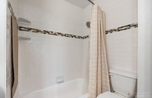 Adorable Dog Friendly Home with Fenced Yard, Office, STEPS to Canal & Hospital! - Foto 28