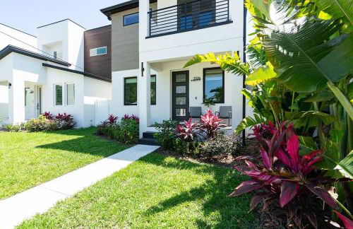 Chic & Spacious 4 Bedroom 3 Full Bathrooms Retreat in West Tampa and Pvt Backyard - Foto 58