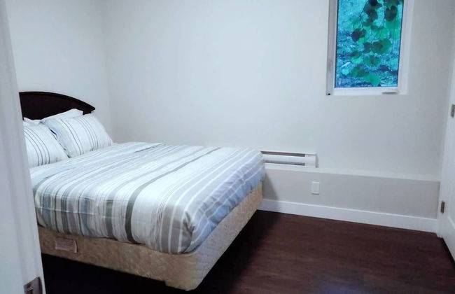 B - Sechelt Private Coastal Home - Photo 2