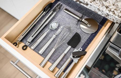 Spacious 5BR Getaway w Game Room & Modern Comfort - Photo 10