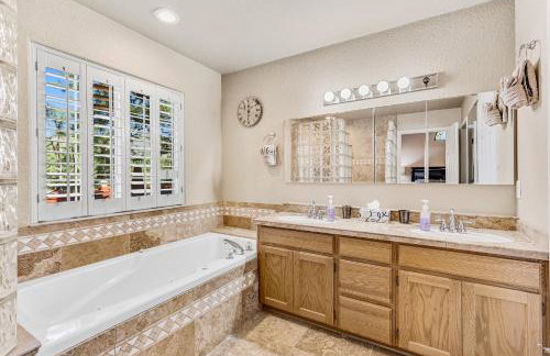 ACE - A Hole in One Right on the Golf Course Hot Tub Mt Views Pines - Foto 21