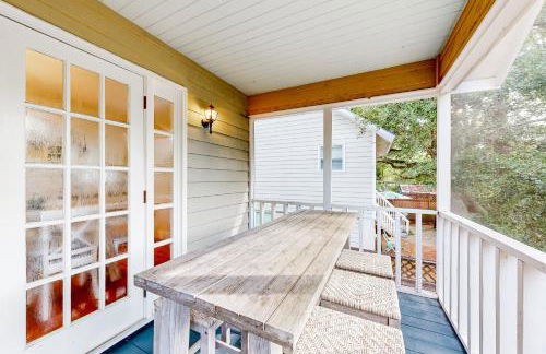 Classic coastal home with game room & private hot tub - walk to beaches - Foto 40