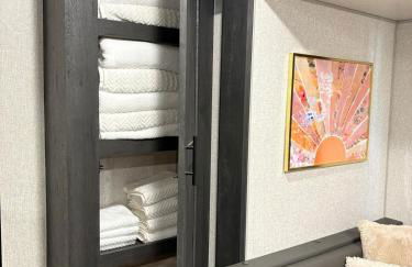 Modern Luxury RV Retreat, Your Cozy Tiny Home - Foto 39