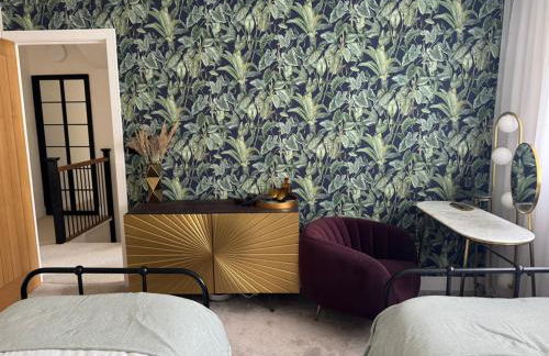 Modern Luxury Home with Spacious Garden close to Warner Bros Studio - Foto 29