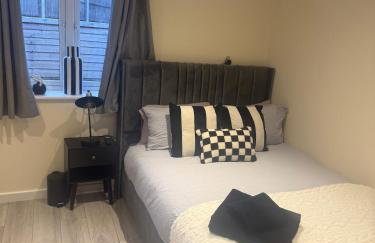 New 2-bed 2-bath detached flat with garden - Photo 25