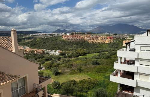 Gorgeous 2 bed Duquesa apartment, 2 pools, easy parking and 2 large balconies, 1 with stunning views - Foto 39