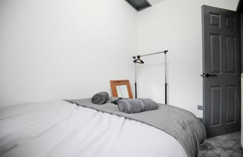 Dixon House, Sleeps 6, Free Parking, Long or Short Stays - by NMB Property - Photo 29