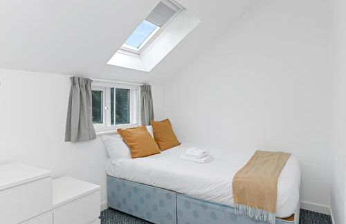 Spacious 6-Bed Home Sleeps 12, Near Highfields Park - Photo 1