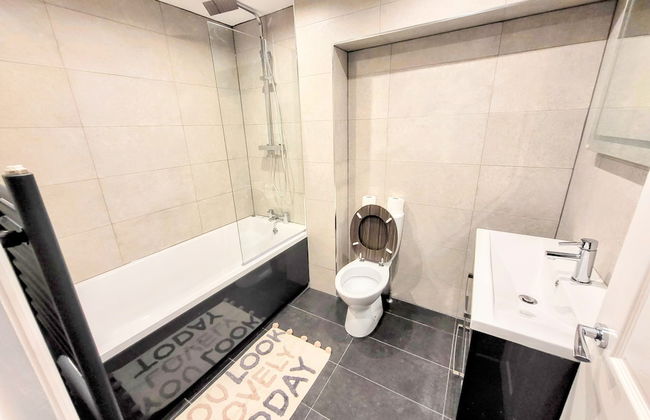 Large Modern House with Parking - Photo 66