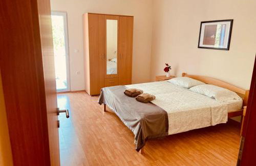 RENATOEMILIA spacious apartment with courtyard - Photo 15