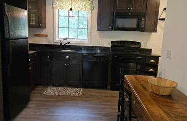 Adorable 1 bedroom with off-street parking - Foto 13