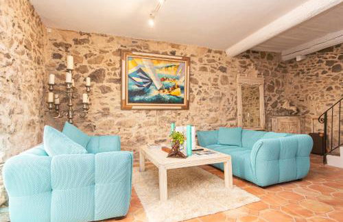 Steps from the Port! Chic 2-Bed in the Heart of Saint-Tropez - Photo 9