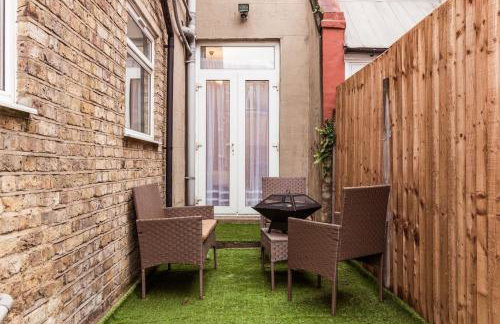 4 bedroom house, 2 Min Walk From Station - Photo 3