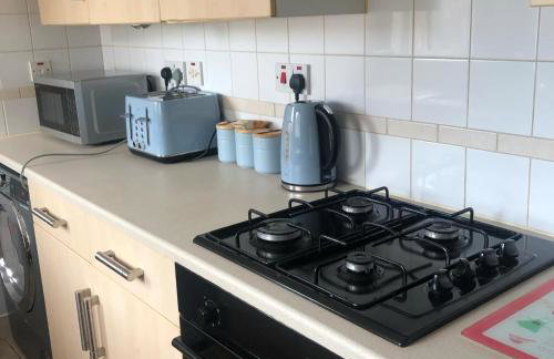 Spacious 2-Level Home by the Beach & Transport - Foto 29