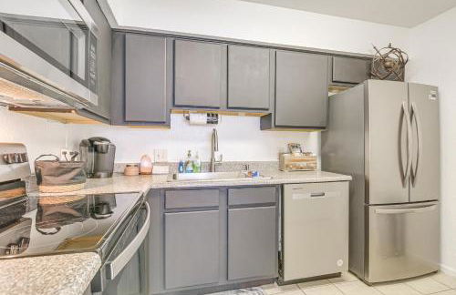 Less Than 1 Mi to Beach Galveston Condo with Fenced Patio - Foto 9