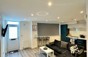 Central 2 Bedroom Apartment with Free Parking Sleeps 8 & Walk to City Centre & Arena - Foto 53