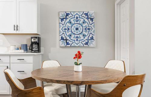 Chic 3BR Home with Fire Pit-Private Yard-Family Friendly - Foto 15