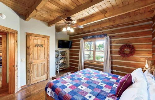 Large Log Cabin Chalet w/ Hot Tub - Horses & Lake! - Foto 43