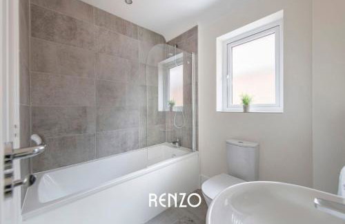 Spacious and Lovely 4-bed Home in Castle Donington by Renzo, Sleeps 6! - Photo 27