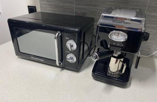 Modern Spacious 1 Bed Apartment with Free Parking in Trendy Inner London Suburb 15 mins walk to Victoria Line Underground then 20 mins to Oxford Street "West End of London" or 10 mins walk to Overground and 10 mins to London Liverpool St "City of London" - Foto 44