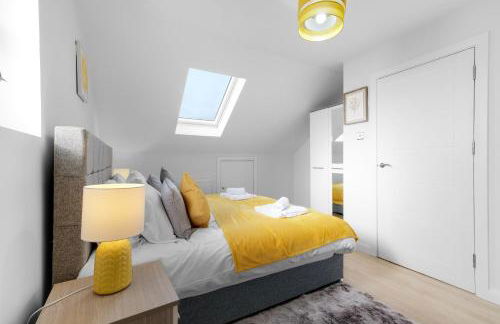 Modern 4 Bedroom House With Parking in Farnham Royal, Slough By 360stays - Foto 16