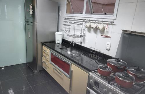 Apartamento Frente para o Mar - Varandão com Blindex - Vista para o Mar - 1 Suite e mais 2 Quartos-Ar Condicionado - 2 Vagas - BEIRA MAR - 70 metros da Praia ,TVS SMART GERAL -WI-FI -DISNEY PLUS- PORT 24 HORAS-KIT PRAIA-ROUPA DE CAMA 2 XCASAIS - Foto 23