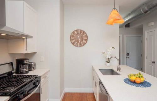 Jennifer's Chic 2nd Floor Apt Private Deck w Views - Photo 20