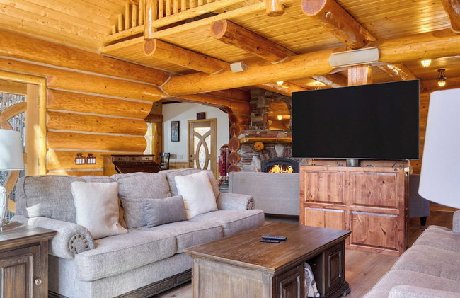 Pinetree Place by Avantstay Group Cabin w/ Hot Tub Minutes to the Lake - Photo 15