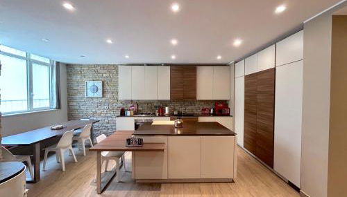 R39 Elegant Apartment with Private Parking - Foto 2