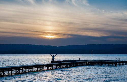 Rustic Chic Alabama Cabin w Loft Fire Pit Pet Friendly Fenced Yard Lake Guntersville - Coco Chateau - Foto 69