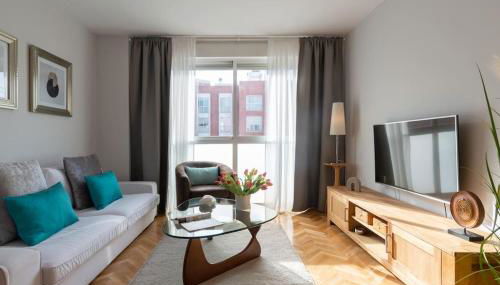 Vivienda con zona de trabajo, piscina y parking - Foto 3