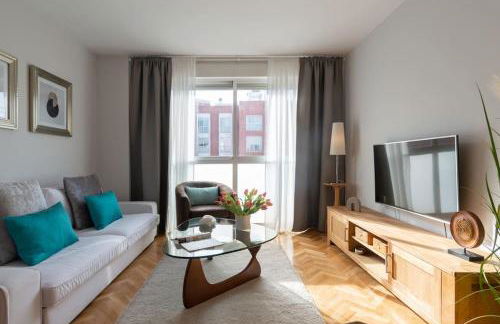 Vivienda con zona de trabajo, piscina y parking - Foto 3