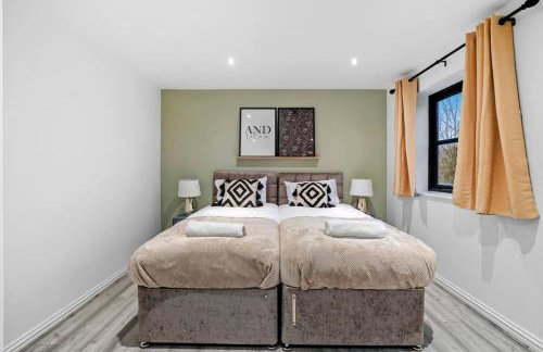 Luxury House with Pool Table, Sky TV, Netflix, Fast Wifi, Garden & Free Parking by Yoko Property - Photo 8